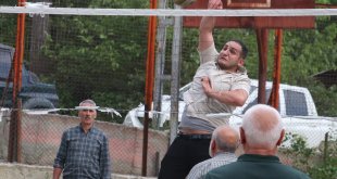 Sarp dağların arasındaki mahallede genç yaşlı herkes voleybolla buluşuyor