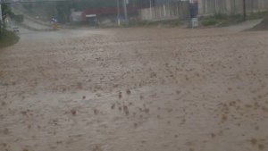 Başkale'de kuvvetli sağanak ve dolu sonrası yollar göle döndü