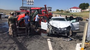 Ağrı'da otomobil ile traktörün çarpışması sonucu 3 kişi yaralandı