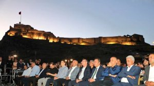 Kars'ta açık hava tiyatrosu yoğun ilgi gördü