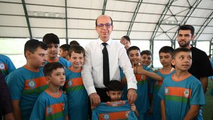 Geçit, futbol kursunda geleceğin yıldızlarıyla buluştu