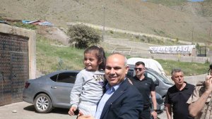 Ağrı Valisi Koç köyleri ziyaret ediyor, talepleri dinliyor, sorunları çözüyor