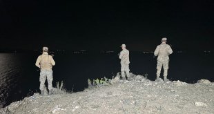 Botla açıldıkları Van Gölü'nde kaybolan 4 kişiyi arama çalışması başlatıldı