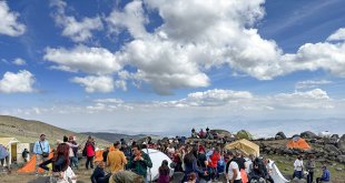 Ağrı Dağı zirvesine uzanan yolculuğun ana kampında panayır havası