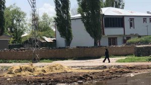 Kars'ta yol kenarına dökülen gübreler insan sağlığını olumsuz etkiliyor