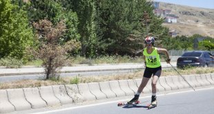 Bitlis'te düzenlenen Tekerlekli Kayak Türkiye Şampiyonası devam ediyor