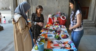Erzurum'da psikiyatrik tedavi görürken atıktan yaptığı süs eşyalarıyla sergi açtı