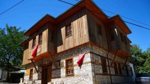 Ahmet Kutsi Tecer Kültür Evi genç, yaşlı, yerli ve yabancı birçok ziyaretçiyi ağırlıyor