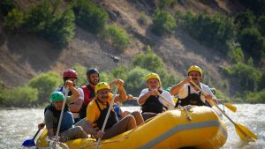 Vali Ali Çelik, Zap Suyu'nda gençlerle rafting yaptı