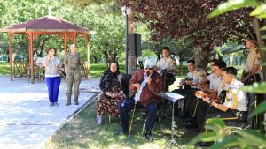 Askeri bando takımı, huzurevi sakinleri için çaldı