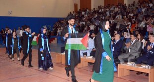 Kars'ta mezun olan öğrenciler törene Filistin'i destekleyen pankartlarla geldi