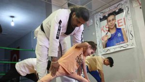 Çocukları kötü alışkanlıklardan uzak tutmak için ücretsiz eğitimler veriyor