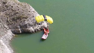Yarasa adam Tortum Gölü'ne uçtu
