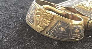 Ani kazılarında bulunan ve 22 yıldır korunan altın kemer müze vitrininde