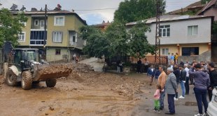 Bingöl'de etkili olan dolu taşkına yol açtı