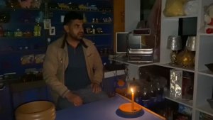Karlıova'da elektrikler gidince esnaf mum ışığında iş yapmaya çalıştı