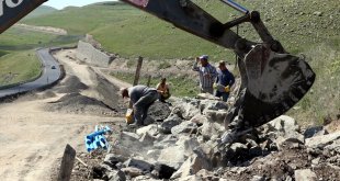 Ardahan'da güvenli ulaşım için bölünmüş yollar yapılıyor, heyelan duvarları örülüyor