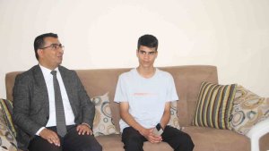 Yüksekova'da LGS'de birinci çıkan Yusuf Samet Kaya'ya evinde tebrik ziyareti yapıldı