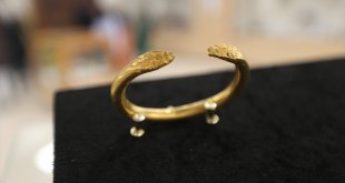 Ani'den 22 yıl önce çıkarılan "yılan başlı" bilezikler müzede yerini aldı