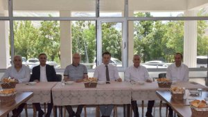 Hakkari'de emekliye ayrılan müdürlere veda yemeği