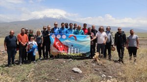 Tırmanış yaptığı Ağrı Dağı'nın zirvesinden paraşütle indi