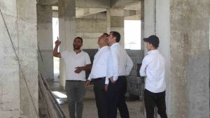 Müdür Atael, ilçede inşaatı devam edem okul ve kurumları yerinde inceledi