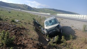 Ağrı'da devrilen hafif ticari araçtaki 7 kişi yaralandı