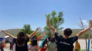 Bitlisli bin 300 çocuk tiyatro gösterileriyle doyasıya eğlendi