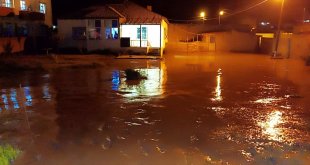 Van'da şiddetli sağanak taşkına neden oldu
