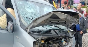 Ağrı'da reklam tabelasına ve duvara çarpan hafif ticari araçtaki 4 kişi yaralandı