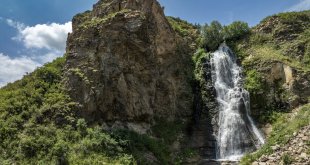 Kış ve yaz yağışlarıyla gür akan Susuz Şelalesi ziyaretçilerini ağırlıyor