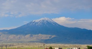 Ağrı Dağı'nın heybetli görüntüsü mest ediyor