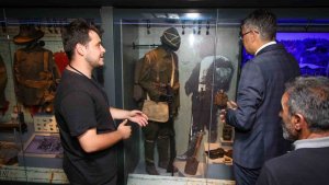 Vali Çelik, Çanakkale Mobil Müzesini ziyaret etti