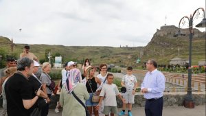 Kars Valisi turistlere rehberlik yaptı