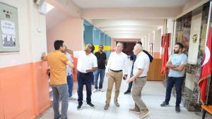 Ağrı Milli Eğitim Müdürü Kökrek okulları ziyaret ederek, sorunları yerinde görüyor