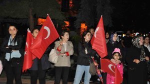 Karslılar 15 Temmuz'un 8. yıl dönümünde meydanları doldurdu