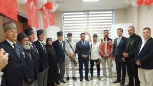 Çocuklar Erzurum'da demokrasi nöbeti tuttu