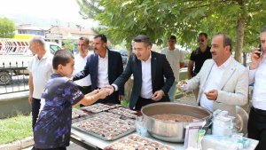 Kaymakam Özçelik, Muharrem ayı dolayısıyla vatandaşlara aşure dağıttı