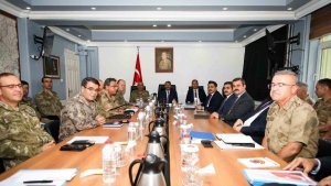 Vali Çelik'ten Irak sınırına çıkarma