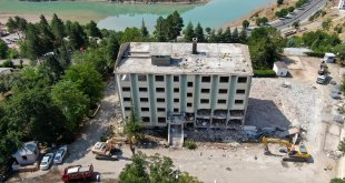 Tunceli'de depreme dayanıksız binaların yıkımı sürüyor