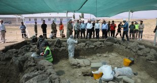 Muş Valisi Çakır, Malazgirt Savaşı'nın yapıldığı alanın tespitine yönelik kazıları inceledi: