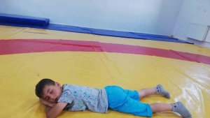 Ağrı'da küçük güreşçinin uyku molası yürekleri ısıttı