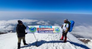 Vanlı dağcılar Türkiye'nin en yüksek dağı olan Ağrı Dağı'na tırmandı
