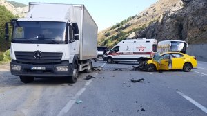Erzincan'da otomobilin park halindeki kamyona çarptığı kazada 2 kişi öldü, 2 kişi yaralandı