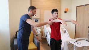 Kamburundan kurtulan zorbalık mağduru çocuk eğitimine devam edip doktor olmak istiyor