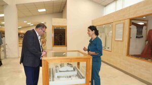 Vali Polat, Arkeoloji Müzesi'nde incelemelerde bulundu