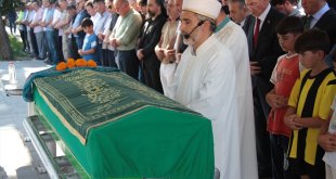 Erzincan'da trafik kazasında hayatını kaybeden avukat toprağa verildi