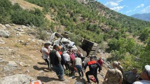 Devrilen kamyonetin altında kalan sürücü yaralandı