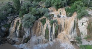 Sağanak Muradiye Şelalesi'ni coşturdu