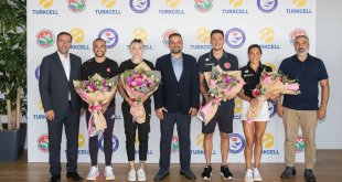Olimpiyatlarda yarışacak sporcular Turkcell Plaza'da moral depoladı